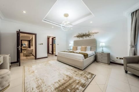 Luxurious 6 br Beach Villa on Palm; Family only Villa in Dubai