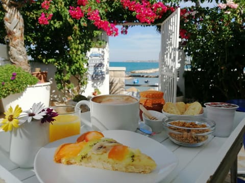 Garden, Food and drinks, Beach, Food, Sea view, Breakfast, Continental breakfast