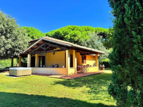 Property building, Hot Tub, Garden view, pet friendly