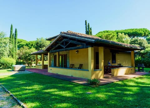 Property building, Garden, Swimming pool