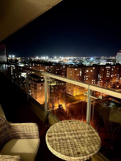 View (from property/room), Balcony/Terrace, Seating area, City view, City view