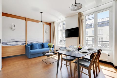 Communal lounge/ TV room, TV and multimedia, Living room, Seating area, Dining area