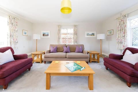 Five-bedroom home steps from West Wittering beach Casa in West Wittering