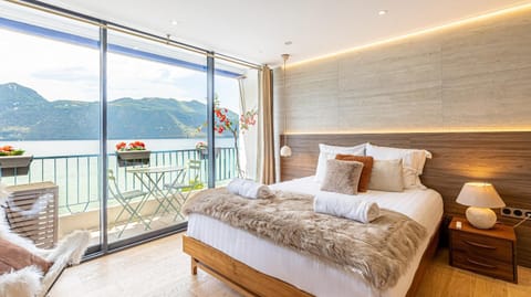 Bed, Natural landscape, View (from property/room), Balcony/Terrace, Photo of the whole room, Bedroom, Lake view, Mountain view, towels