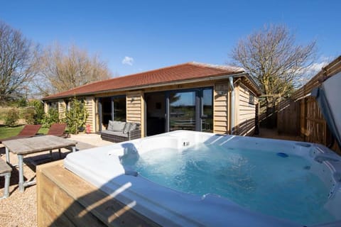 Stylish Getaway Vast Courtyard Hot Tub Chalet in Bognor Regis