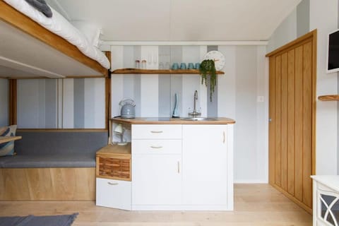 Gorgeous Shepherds Hut - Walk to Beach & Pub House in West Wittering