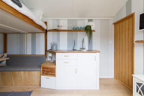 Gorgeous Shepherds Hut - Walk to Beach & Pub Casa in West Wittering