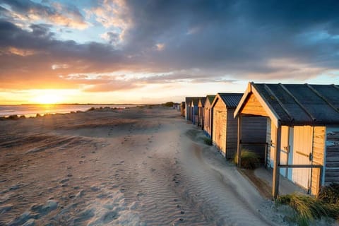 Gorgeous Shepherds Hut - Walk to Beach & Pub House in West Wittering