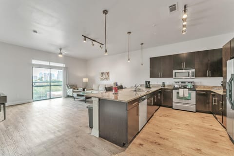 Modern 2 Bedroom Apt , Pool, Gym, Parking Cs Apartment in Dallas