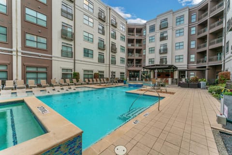 Spacious 2br Corporate Suite, Parking, Pool Cs Wohnung in Dallas
