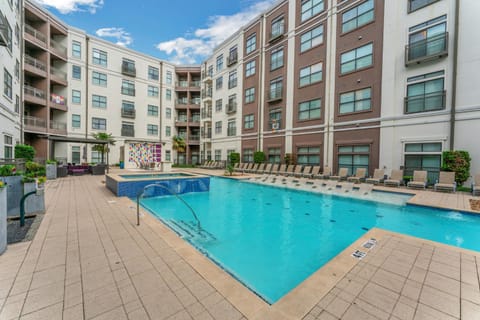 Stunning 2 Bedroom Suite, Pool, Gym, Parking Cs Condo in Dallas