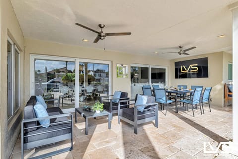 New Royal 80ft Waterfront Wlk2Beach HotPool Spa KitchenBBQ House in Lauderdale-by-the-Sea