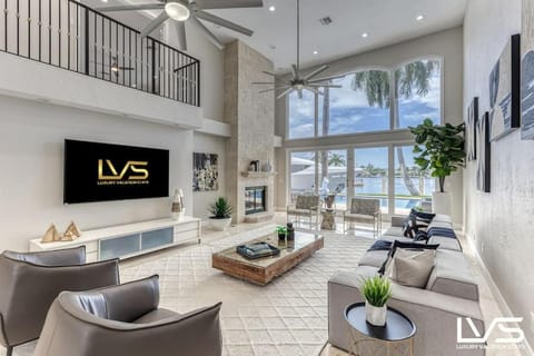 VillaKey- LUXE Waterfront Villa 5Min to Beach House in Fort Lauderdale