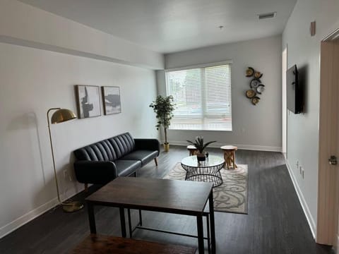 Chic Luxury Condo near Hollywood Apartment in Glendale