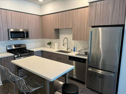 Chic Luxury Condo near Hollywood Apartment in Glendale