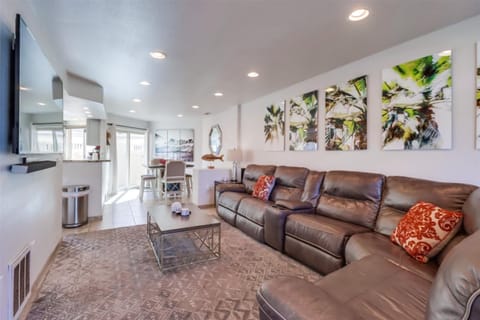 Bay View Dream - Steps to Bay, Rooftop Patio & AC House in Mission Bay