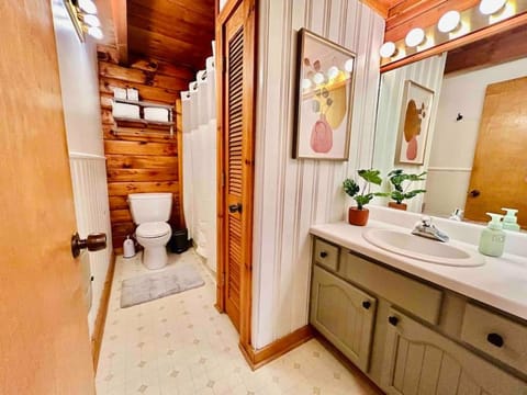Cozy cabin close to Virginia Tech and Radford University Chalet in Ingles