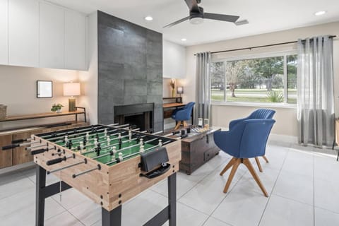 Paradise in Blue is a 5BR Contemporary Modern Screened in Heated Pool Home that Sleeps 12 in Temple Terrace Neighborhood near Busch Gardens & USF Casa in Temple Terrace