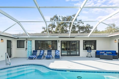 Paradise in Blue is a 5BR Contemporary Modern Screened in Heated Pool Home that Sleeps 12 in Temple Terrace Neighborhood near Busch Gardens & USF House in Temple Terrace