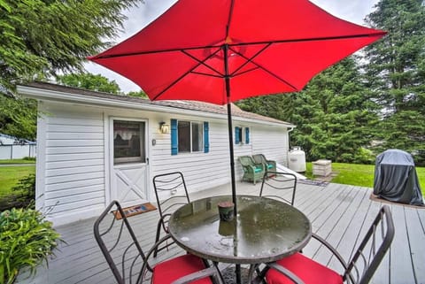 Cozy Milford Cottage on Half Acre w Deck & Grill House in Milford