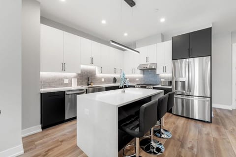 Lovely 3bed 3bath Brand New Apt w 4 beds & Balcony Condominio in Lower West Side