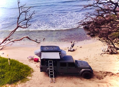 Embark on a journey through Maui with Aloha Glamp's jeep and rooftop tent allows you to discover diverse campgrounds, unveiling the island's beauty from unique perspectives each day Luxus-Zelt in Paia