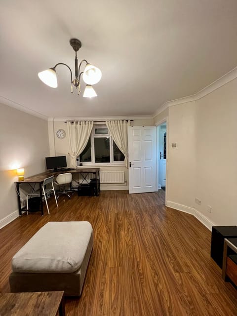 Entire 3 bedroom end of terrace house! Apartamento in Barking
