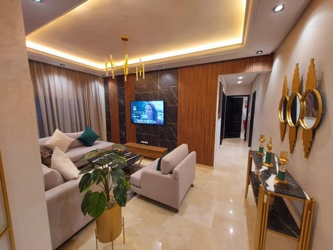 modern apartment opposite the Hassan2 mosque, very well equipped and stylish, 85 m² with gym and direct sea view with underground garage. (couple of Arab origin without marriage certificate will be refused) Apartment in Casablanca