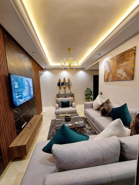 modern apartment opposite the Hassan2 mosque, very well equipped and stylish, 85 m² with gym and direct sea view with underground garage. (couple of Arab origin without marriage certificate will be refused) Condo in Casablanca