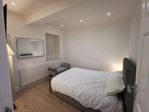 Three Bedroom Modern Apartment by Luton Airport and Luton Station Apartment in Luton
