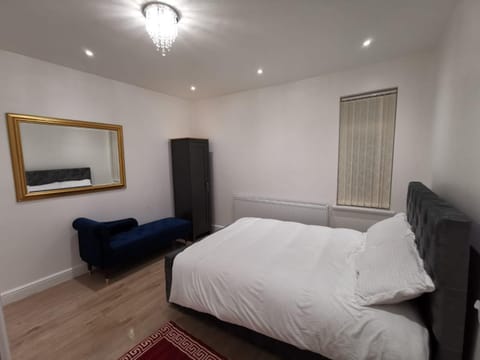 Three Bedroom Modern Apartment by Luton Airport and Luton Station Apartment in Luton