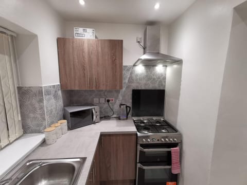 Three Bedroom Modern Apartment by Luton Airport and Luton Station Apartment in Luton