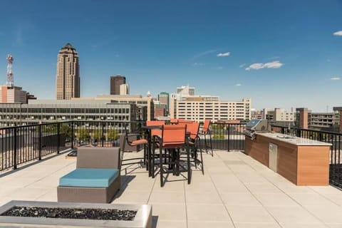 2 Br Downtown Apartment With Gym & Hot Tub Condo in Des Moines