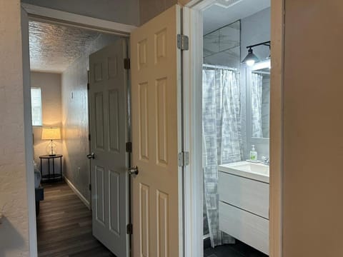 Cozy 1 Bedroom-rainshower I Mins To Downtown 32b House in Oklahoma City
