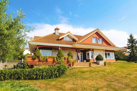 Villa entre Santander y Cabárceno con piscina House in Cantabria