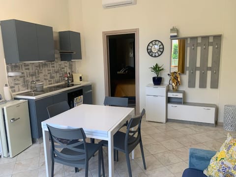 Kitchen or kitchenette, Dining area, oven, pet friendly, stove