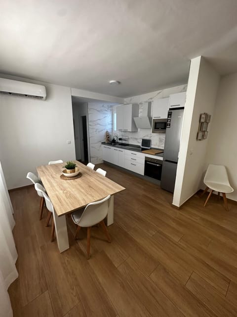 Kitchen or kitchenette, Dining area, minibar, pet friendly, stove