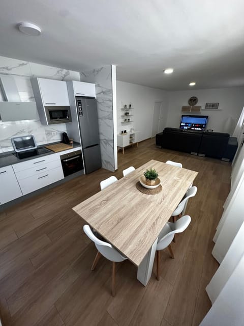 Kitchen or kitchenette, Living room, Seating area, Dining area, minibar, pet friendly, stove