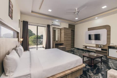 Property building, Communal lounge/ TV room, Bed, TV and multimedia, Living room, Photo of the whole room, Seating area, Evening entertainment, Bedroom