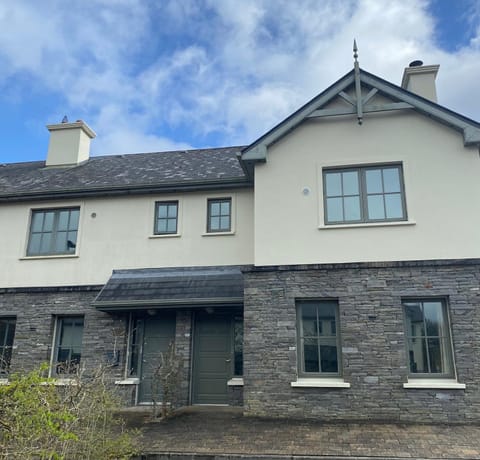 Bright, modern, welcoming home easy stroll along pathway into Kenmare town Haus in Kenmare