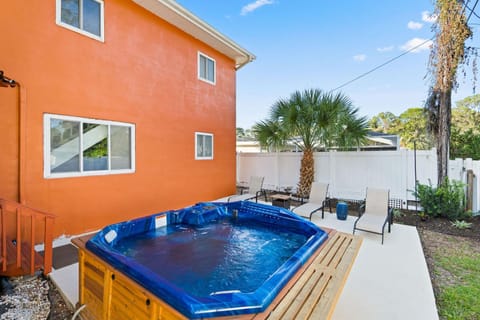 Hot tub - 2 miles to beach - Pet Friendly House in Largo