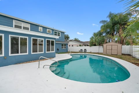 Tranquil Retreat with Huge Pool Near Tampa International Airport Casa in Town N Country