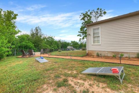 Calico Cottage House in Fredericksburg