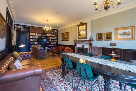 Library, Living room, Seating area