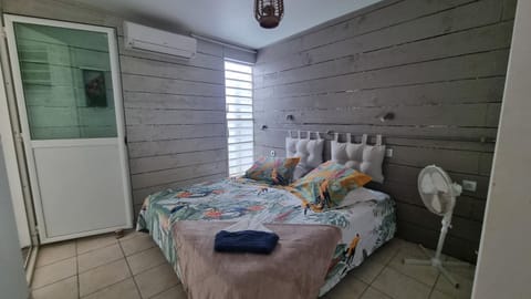 Bed, Photo of the whole room, air conditioner