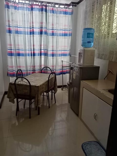 Kitchen or kitchenette, Dining area, oven