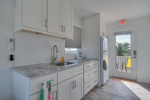 Indian Rocks Beach Getaway with Balcony and Bay View! Apartamento in Indian Rocks Beach