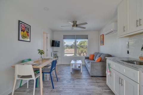 Indian Rocks Beach Getaway with Balcony and Bay View! Apartamento in Indian Rocks Beach