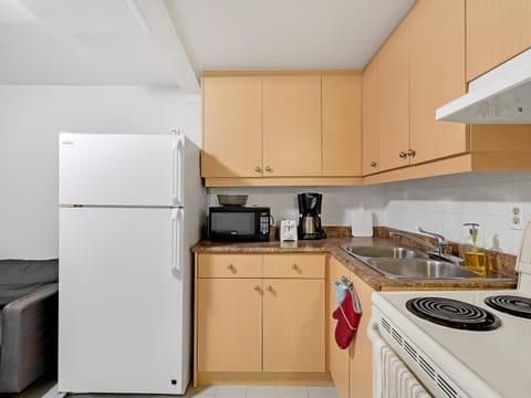 Cozy Home In Downtown Toronto! Bed and Breakfast in Toronto