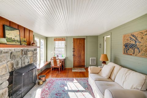Cozy Berkshires Cottage with 11 Private Acres! Casa in Lee